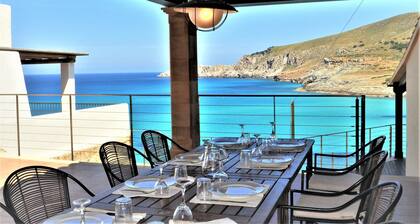 VILLA AUREA on the first line of sea. Aircon available - Free Wifi