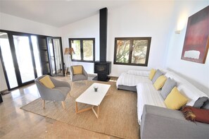 3 室のベッドルーム、デスク、アイロン / アイロン台、旅行用ベビーベッド