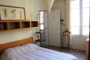 3 habitaciones, escritorio, tabla de planchar con plancha y wifi gratis 