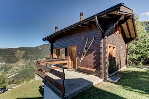 A wooden cabin with a balcony, a chimney, and a view of the surrounding mountains. - Chalet l'Ange - La Tzoumaz, 4 Vallees (La Tzoumaz)