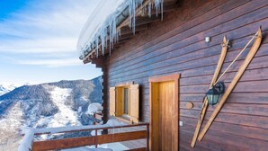 A wooden cabin with a wooden deck and a view of snow-covered mountains. - Chalet l'Ange - La Tzoumaz, 4 Vallees (La Tzoumaz)