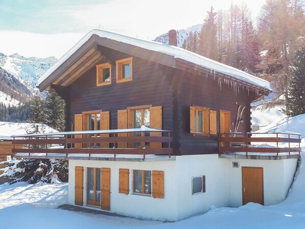 A wooden chalet with a balcony, set in a snowy mountainous area. - Chalet l'Ange - La Tzoumaz, 4 Vallees (La Tzoumaz)
