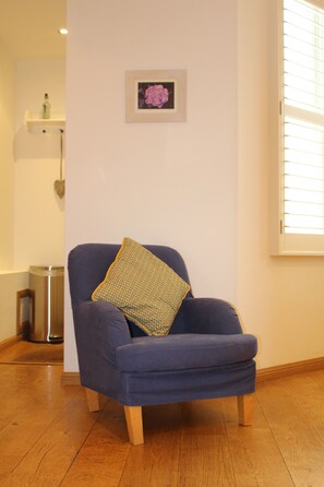 Interior - Beautiful Self Contained Apartment, 20 minutes from central London, Sleeps 4 (London)