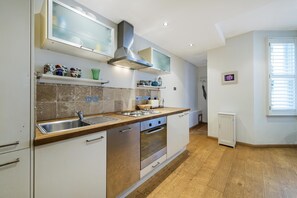 Fridge, microwave, oven, stovetop - Beautiful Self Contained Apartment, 20 minutes from central London, Sleeps 4 (London)