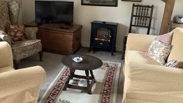 Een smart-tv, een dvd-speler en boeken