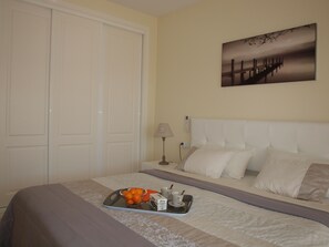 2 habitaciones, tabla de planchar con plancha y cuna de viaje