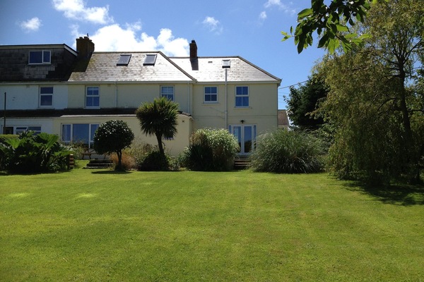 Fab spacious living space & huge enclosed garden. Fantastic for families & pets.