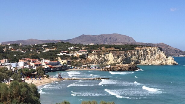 A coastal town with buildings along the beach, rocky cliffs, and a mountain in the background. - ☀️Villa Varvara❤️Almyrida⛱️ 350m from Sea❗️No car needed ❗️Samaria Gorge - For Free (Almyrida)