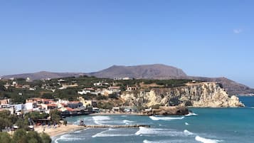 Vlak bij het strand, ligstoelen, strandlakens