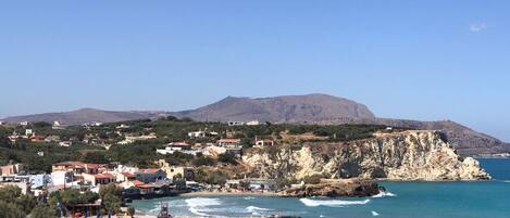 Vlak bij het strand, ligstoelen aan het strand, strandlakens