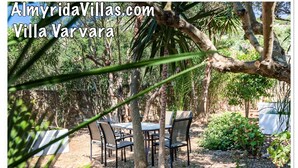 An outdoor seating area with tables and chairs, surrounded by trees and plants. - ☀️Villa Varvara❤️Almyrida⛱️ 350m from Sea❗️No car needed ❗️Samaria Gorge - For Free (Almyrida)