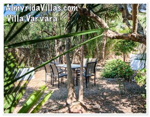 Outdoor dining - ☀️Villa Varvara❤️Almyrida⛱️ 350m from Sea❗️No car needed ❗️Samaria Gorge - For Free (Almyrida)
