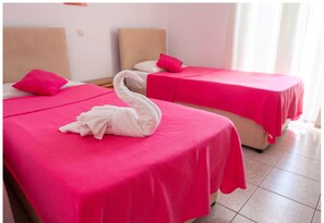 3 habitaciones, tabla de planchar con plancha y cuna de viaje
