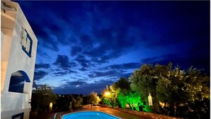 A swimming pool surrounded by a stone wall, with a building featuring a blue and white facade on one side. - ☀️Villa Varvara❤️Almyrida⛱️ 350m from Sea❗️No car needed ❗️Samaria Gorge - For Free (Almyrida)