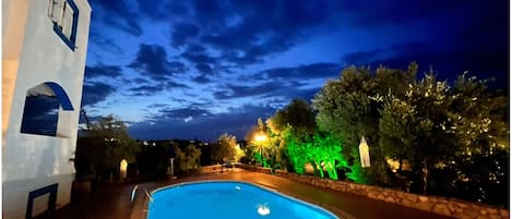 Outdoor pool, sun loungers
