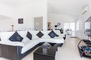 Fernseher, Kamin, Videospiele, DVD-Player