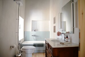 Ensemble douche/baignoire, sèche-cheveux, serviettes fournies, shampoing