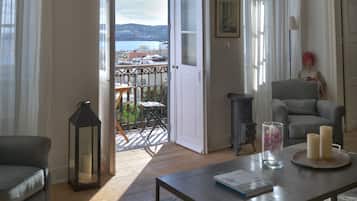 Smart TV, caminetto, lettore DVD, libri