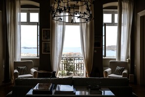 Smart TV, fireplace, DVD player, books