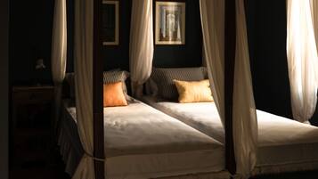 5 bedrooms, desk, iron/ironing board, travel crib