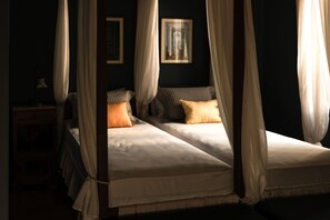 5 makuuhuonetta, työpöytä, silitysrauta/-lauta, vauvan matkasänky