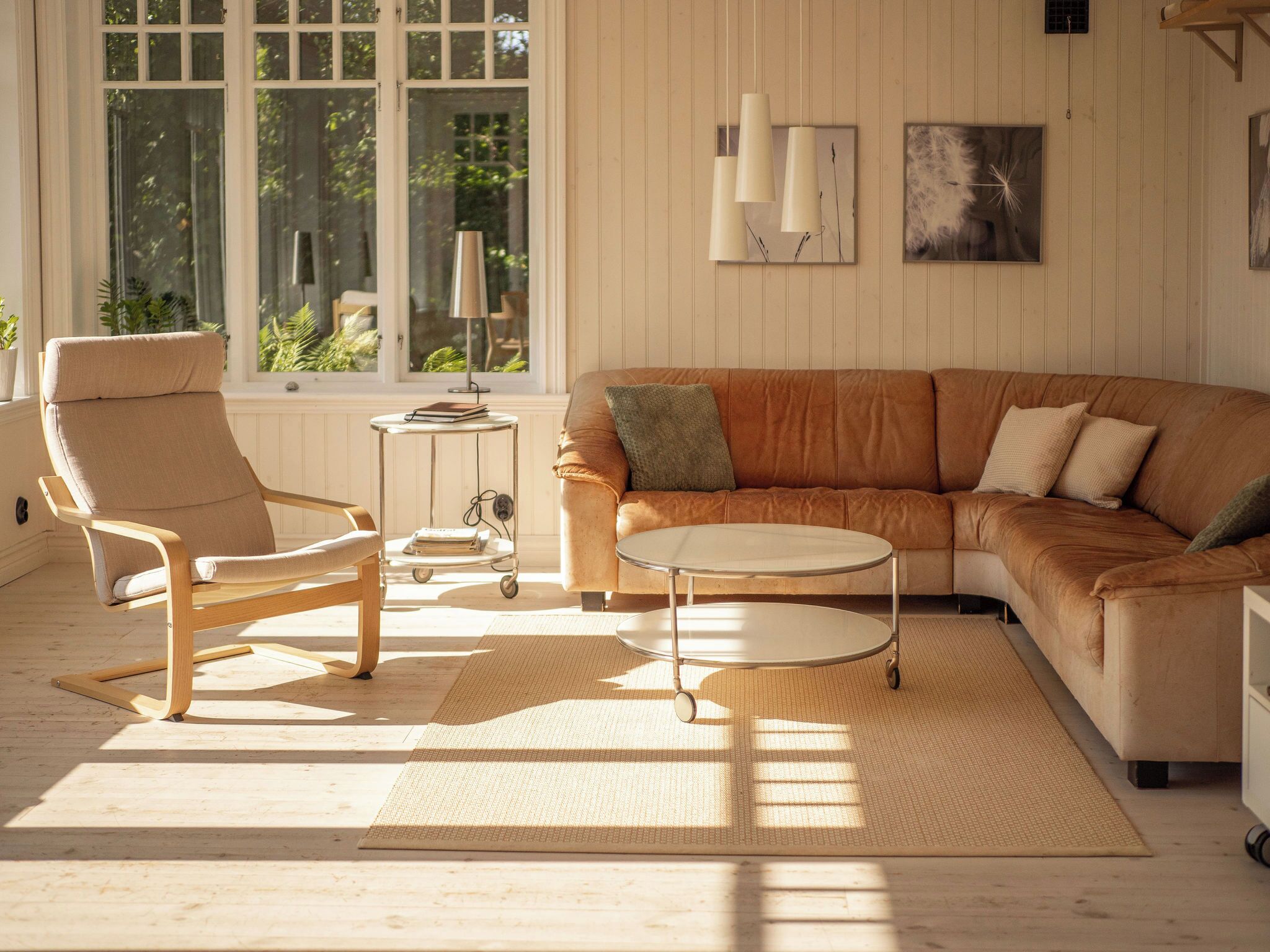 Tv, eldstad, böcker och en stereo