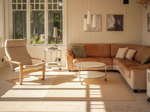 Téléviseur, foyer, livres, chaîne audio