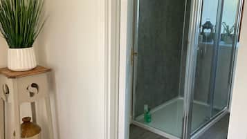 3 bedrooms, memory-foam beds, iron/ironing board, Internet