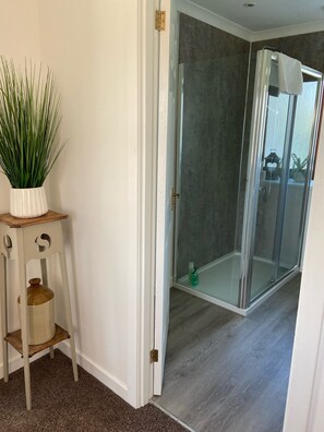 3 soverom, memory foam-senger, strykejern/-brett og internettilgang