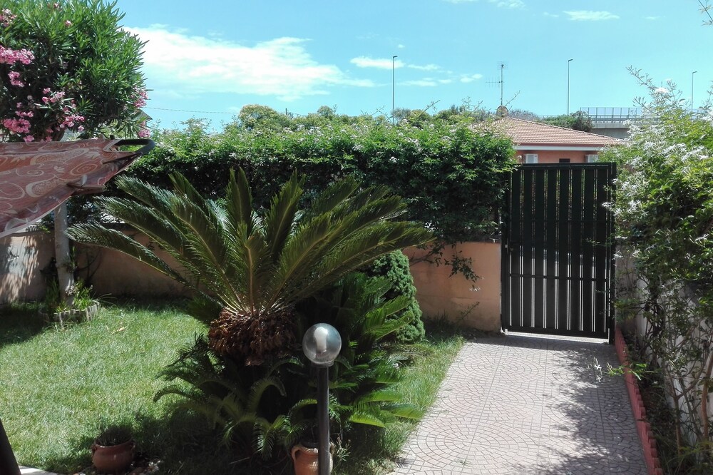 Lovely villa just steps from the sea