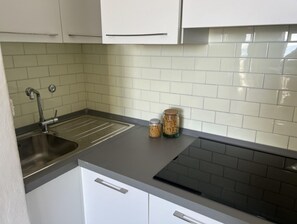 Refrigerador, microondas, parrilla de estufa y utensilios de cocina 