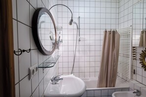 Douche, sèche-cheveux, serviettes fournies, savon