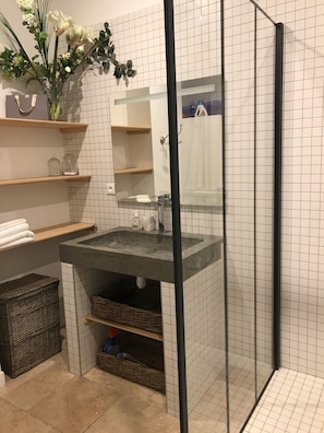 Douche, sĂšche-cheveux, serviettes fournies, papier toilette
