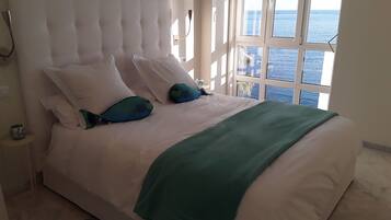 2 makuuhuonetta, tallelokero huoneessa, työpöytä, silitysrauta/-lauta