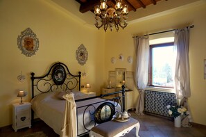 3 bedrooms, iron/ironing board, WiFi, bed sheets - "Casa Bella Vista" Medieval tuscan apartment -family/group friendly near Pisa (Vicopisano)