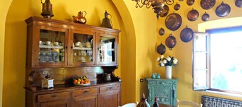 "Casa Bella Vista" Medieval tuscan apartment -family/group friendly near Pisa