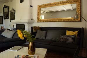 Télévision, cheminée, lecteur de DVD, table de tennis de table