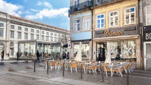 Una calle con mesas al aire libre, un café y un restaurante.
