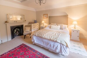 5 bedrooms, iron/ironing board, WiFi, bed sheets