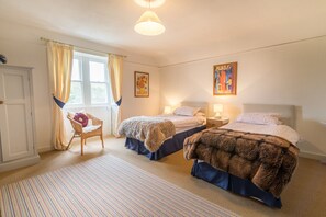 5 bedrooms, iron/ironing board, WiFi, bed sheets