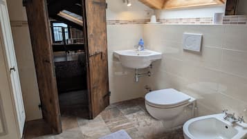 Doccia, asciugacapelli, bidet, asciugamani