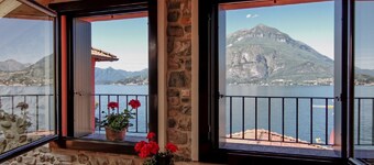 Casa Mara - De grote schoonheid van Varenna, met balkon boven het Comomeer [Met A / C]