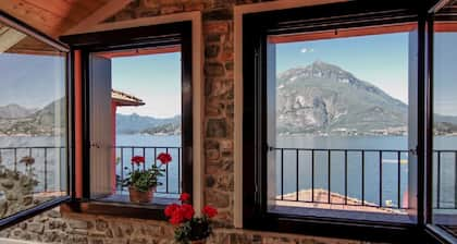 Casa Mara - De grote schoonheid van Varenna, met balkon boven het Comomeer [Met A / C]