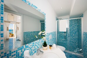 Tina con regadera, secadora de cabello, bidet, toallas 