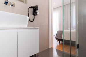 5 habitaciones, tabla de planchar con plancha y wifi gratis 
