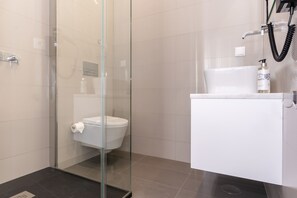 Douche, sèche-cheveux, serviettes fournies