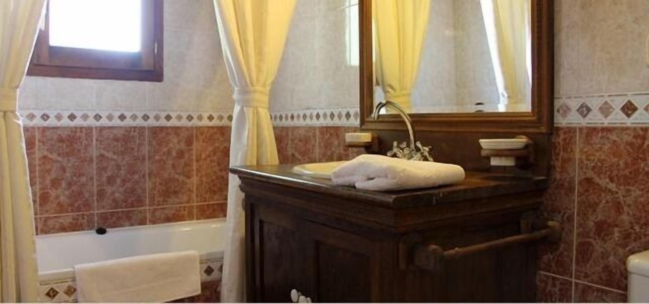 House of the Soria River for 7/8 people. Rustic House of the River in Soria Capital.