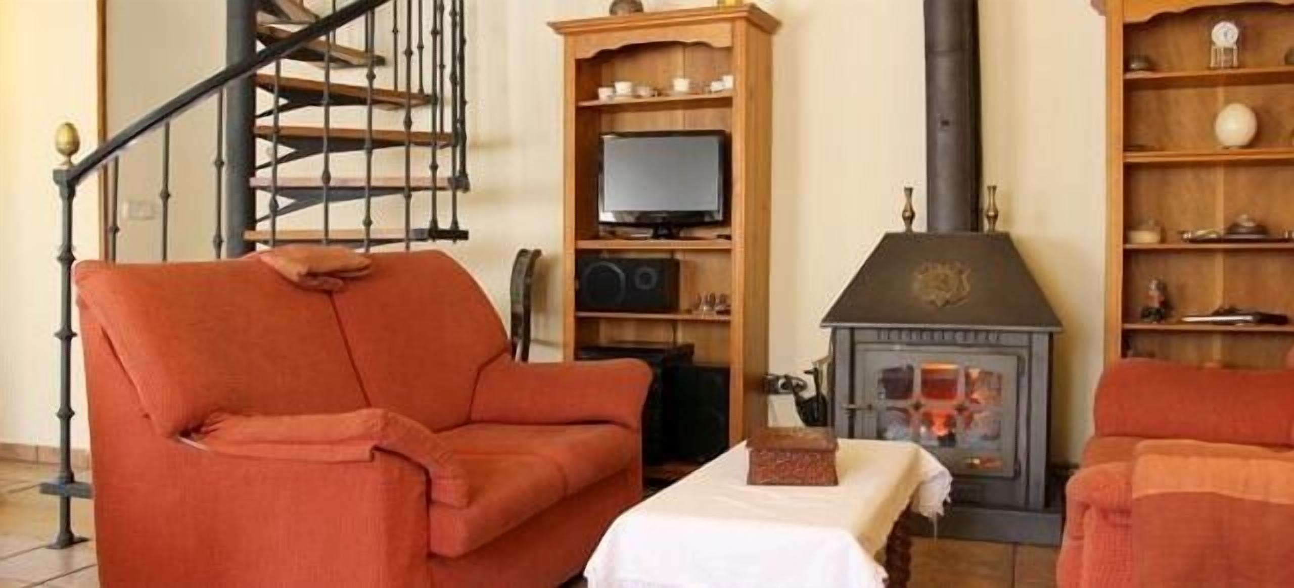 House of the Soria River for 7/8 people. Rustic House of the River in Soria Capital.