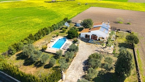 A house with a swimming pool, solar panels, and a stone pathway. - Villa Vernissa (Santa Margalida)