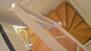 A spiral staircase with wooden steps and white railings. - KURPARK MAISONNETTE WILLINGEN ***** MOST REVIEWS - 2 BALCONIES - NL OWNER (Willingen (Upland))